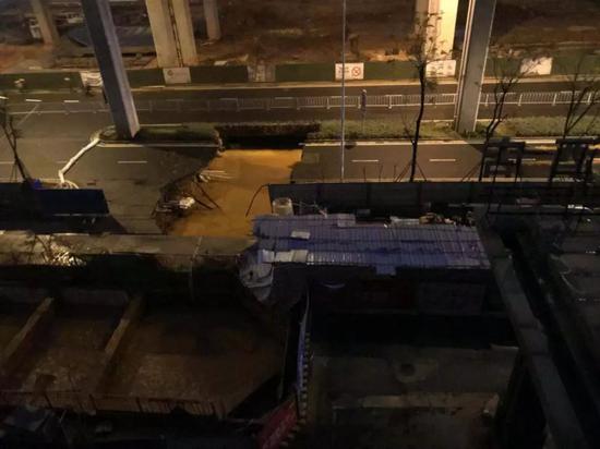 长沙路面塌陷 水电局人员正抢修水电等
