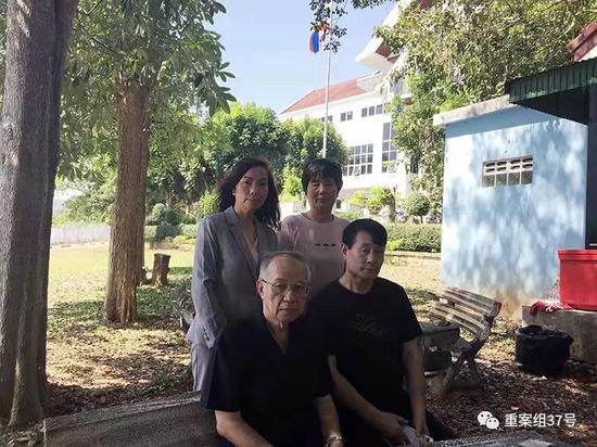 ▲受害者父母及代理律师方文川(前排左一)和律所顾问章红媛(后排左一)。新京报“我们视频”供图