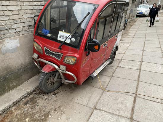  下午5时许，农场宿舍就有私拉电线充电的情况。摄影/新京报记者 应悦