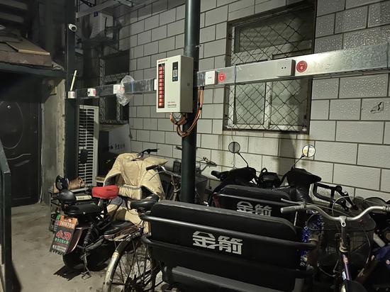  农场宿舍社区入口处的自行车车棚内，仅有一台充电设备。摄影/新京报记者 应悦