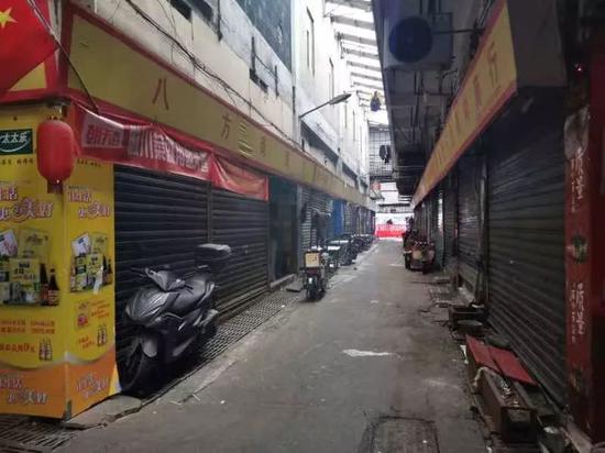  1月1日，海鲜市场大部分商家没有营业。新京报记者张胜坡 摄