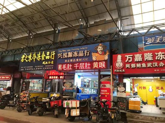 12月31日下午，华南海鲜市场尚在正常营业。新京报记者张胜坡 摄