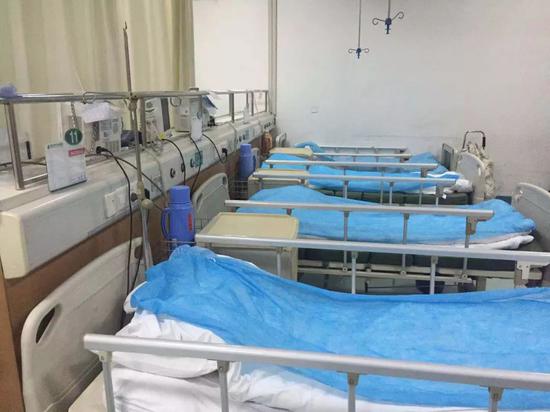  后湖院区收治的四名肺炎患者曾被统一安置到这四张病床。新京报记者张胜坡 摄