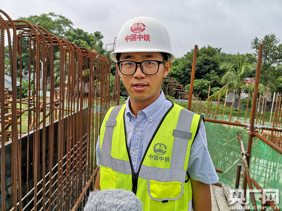 王吉杰在孟加拉帕德玛大桥铁路连接线工地（中央广播电视总台央广记者 蒋勇 摄）