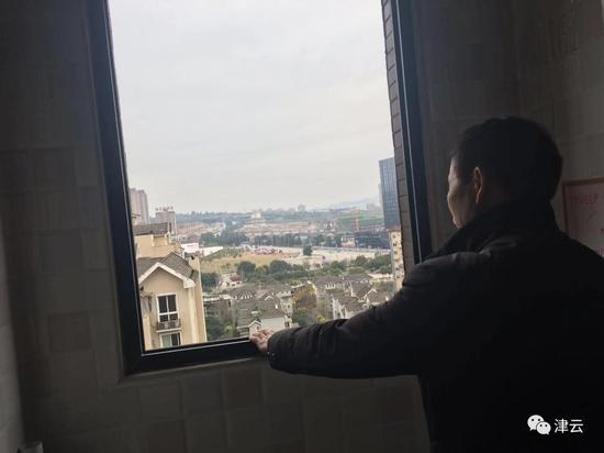 14层赵刚家,卫生间窗户已完全破损,同样位置的12层,刘振家人曾躲在这里向窗外求救