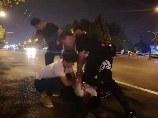 山东俩蒙面男半夜偷盗撬门 还冲监控打招呼
