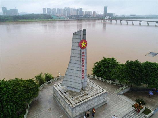 这是2019年6月12日在江西省于都县拍摄的中央红军长征出发纪念碑（无人机照片）。新华社记者 周密 摄