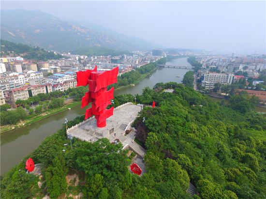 这是河南省信阳市新县鄂豫皖苏区首府革命博物馆附近的英雄山八面红旗雕塑（2017年8月4日无人机照片）。新华社记者 冯大鹏 摄