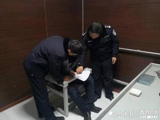 蛋糕店卖烟花 济南一蛋糕店老板违规售卖烟花被