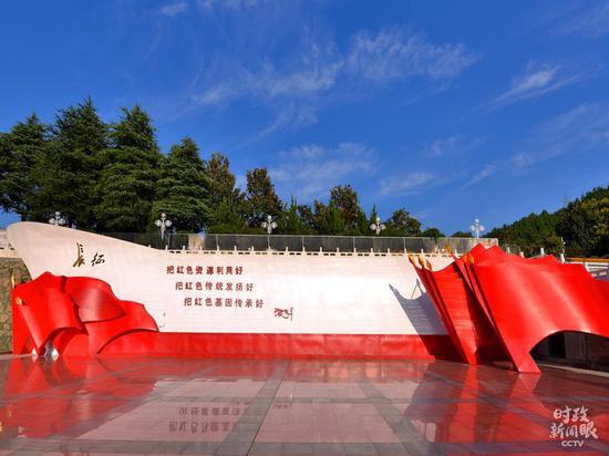 △鄂豫皖苏区首府革命博物馆前英雄广场上的主题雕塑：启航新长征。