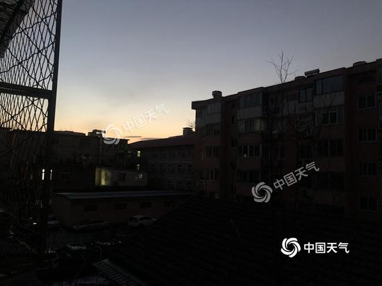 今天北京天空云量较多,天气以阴冷为主。