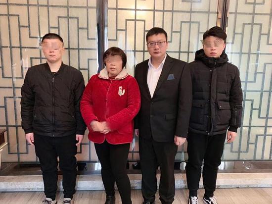  律师周兆成与死者申友证家属合影