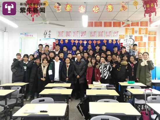初三九班全體同學(xué)和趙老師的合影
