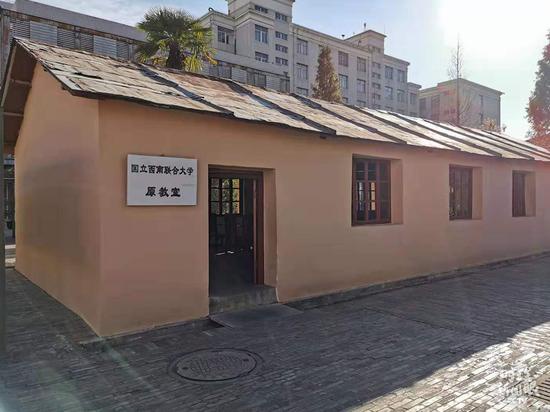 △总书记参观的这间西南联大原教室建于1939年，屋顶是简陋的铁皮。（总台央广记者马喆拍摄）