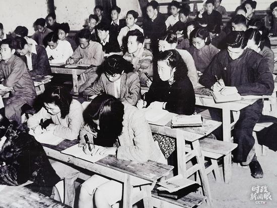 △西南联大学生在上课。从照片上看，这间教室更为简陋。（来源于西南联大博物馆）