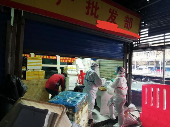 2020年1月1日,华南海鲜批发市场关闭后,相关工作人员正在采样检验。 本报记者 张家振 摄
