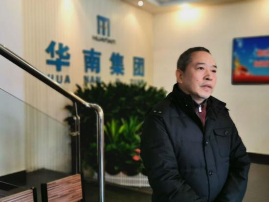 1月1日,记者前往华南集团采访时,有当地宣传部人员阻拦。 本报记者 张家振 摄