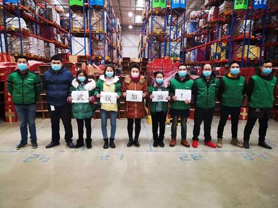 图四:疫情蔓延之下,口罩、消毒液等防疫用品“一物难求”,图为做事人员正在装卸滴露消毒液,本图由受访者挑供
