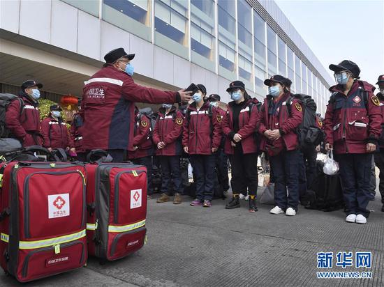 1月25日，四川省医疗队队员在成都双流国际机场列队，准备登机奔赴武汉。新华社记者 刘坤 摄