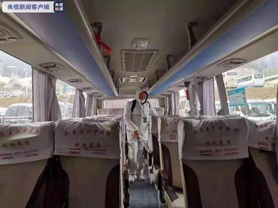  △1月26日，四川客运班车正在消毒防疫。（供图：总台央视记者 庞丁）