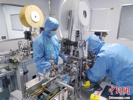  资料图：解决口罩生产线故障，恢复正常生产。 宁德团市委 供图