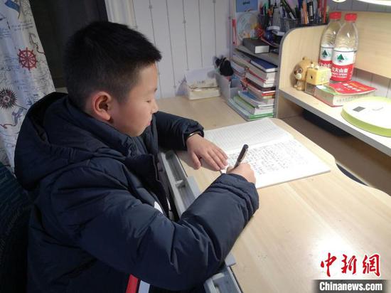 浙江乐清一名四年级学生郑泽越在写日记。 乐清供图