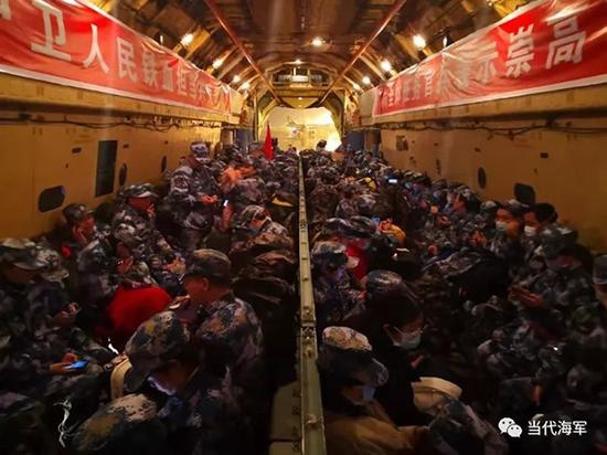 1月24日,联勤保障部队仅用8小时就完成西安、上海、重庆3个方向3个架次共450名军队医疗人员及随运物资紧急入汉航空投送保障任务。所有医疗人员、物资均做到了随到随运、畅通无阻,为打赢疫情防控阻击战提供了高效优质的运输投送保障。(图片来源:当代海军微信公众号)