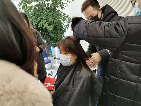  一位呼吸科护士正在剪发