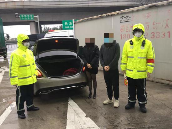 媒体评藏身后备厢女子：应该向武汉人民道歉