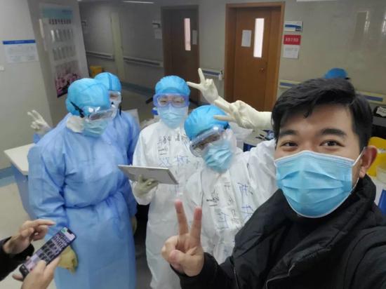  受访者余琳欢（左二）与同事的合影