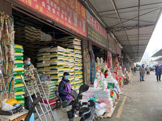 图说:白沙洲农副产品市场物资优裕,并未涨价