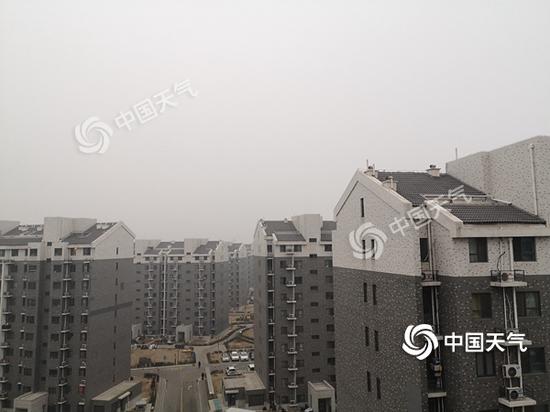 2月29日早晨,北京有轻雾。(图/王雯雯)