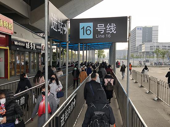 鹤沙航城早高峰站外限流.上海地铁供图