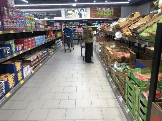 发文前，库叔家附近的超市，货品丰富，顾客也并没有戴口罩。