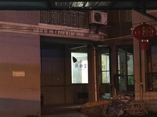 ▲武汉市马场角路富豪花园二期内的富雅阁居民楼，一楼门洞亮着灯，二楼漆黑