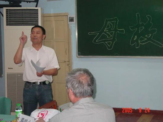  梅仲明在同学聚会上发言。受访者供图