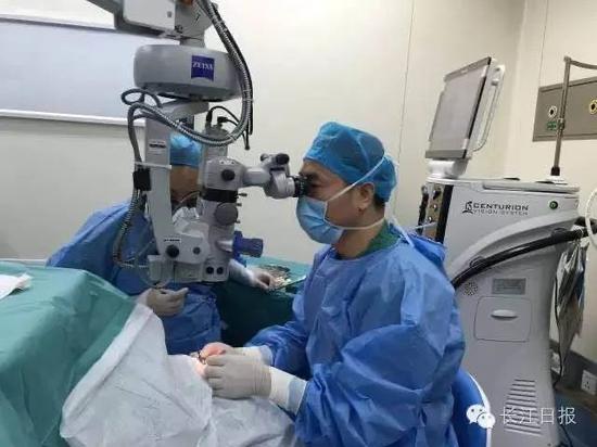  梅仲明在做眼科手术。图片来源：长江日报