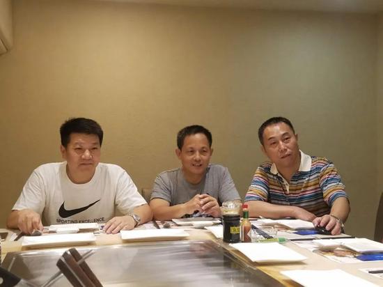  梅仲明和张双船等朋友在一起，右一为梅仲明。受访者供图