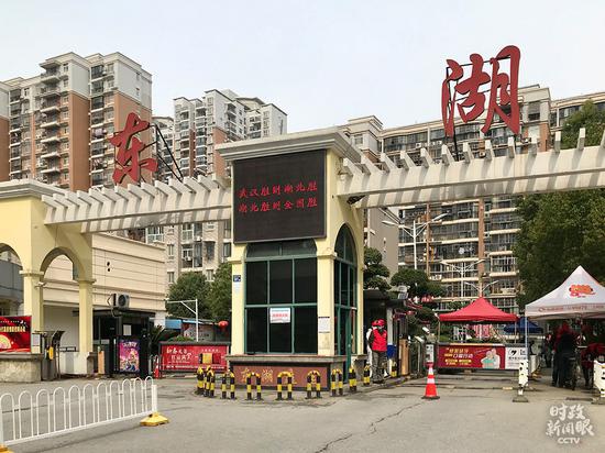 △疫情发生以来,东湖新城社区累计确诊新冠肺炎患者32人,通过封闭式管控和网格化管理,半个多月来社区保持无新增确诊病例。(总台央视记者石伟明拍摄)