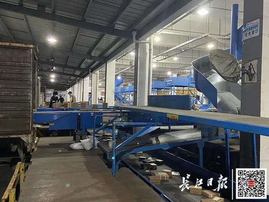 【长江日报】网购的衣服隔天就收到了 武汉快递业全面复工