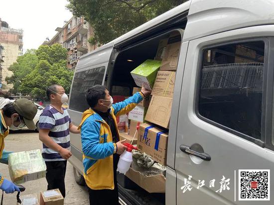 【长江日报】网购的衣服隔天就收到了 武汉快递业全面复工
