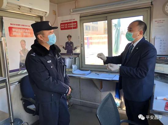 丈夫是公安昌平分局北七家派出所副所长张立波,妻子是七里渠派出所