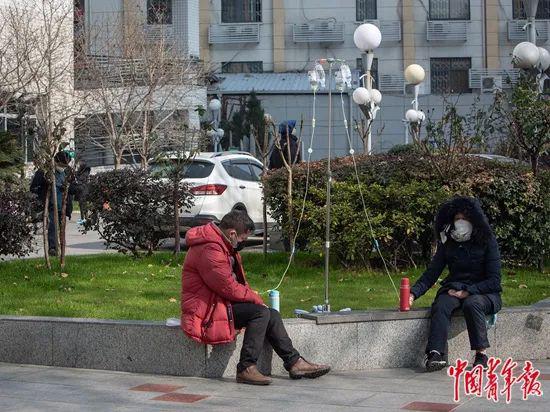  1月31日，武汉同济医院，发热门诊空间有限，一些患者在室外输液。中青报·中青网记者李峥苨/摄