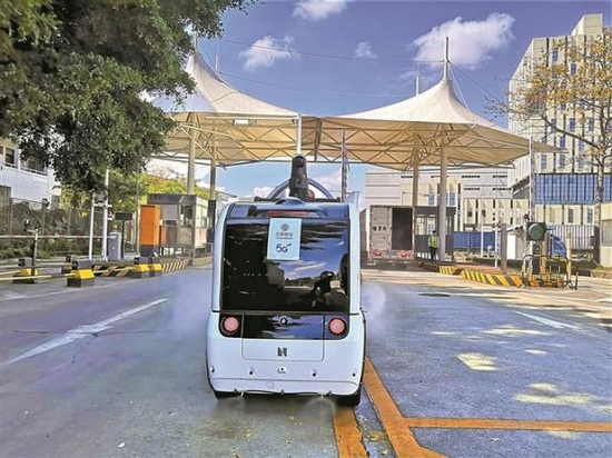 深圳出口加工区内的海关监管场,一辆" 5G+ 无人防疫车"正进行智能消毒