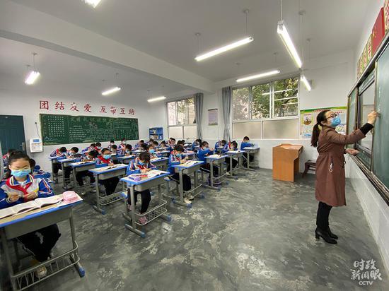 △老县镇中心小学五年级学生正在上课。（总台央视记者彭汉明拍摄）