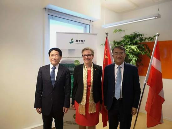 2019年5月徐副部长访问中丹创新中心。图为徐南平副部长（左），凯琳女士（中），刘庆院长（右）。江苏省产业技术研究院供图