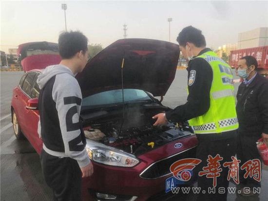 西安一辆轿车收费站外起火求救 交警洒水车合力