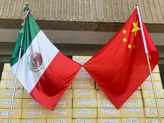 万只一次性医用口罩搭乘中墨友谊的"空中桥梁"后转运抵达墨西哥蒂华纳