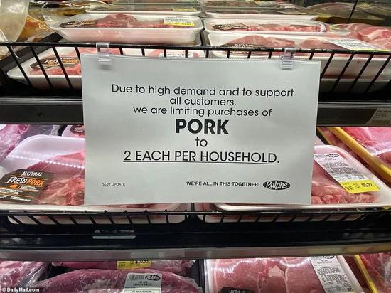 超市的肉类货架上张贴着猪肉限购通知:“在高需求下为支持所有顾客,我们限制每个家庭每种猪肉产品只购买两份”。图片来自网络