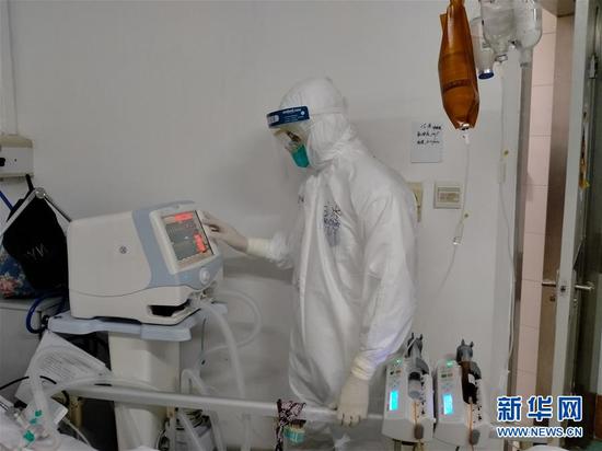 1月31日，在武汉金银潭医院重症病区，上海市普陀区中心医院护士王冬麟在护理病人。 新华社发